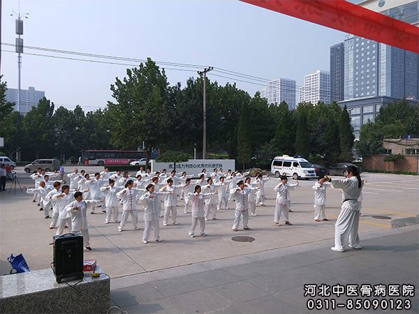 八段锦教学活动走进河北中医骨病医院