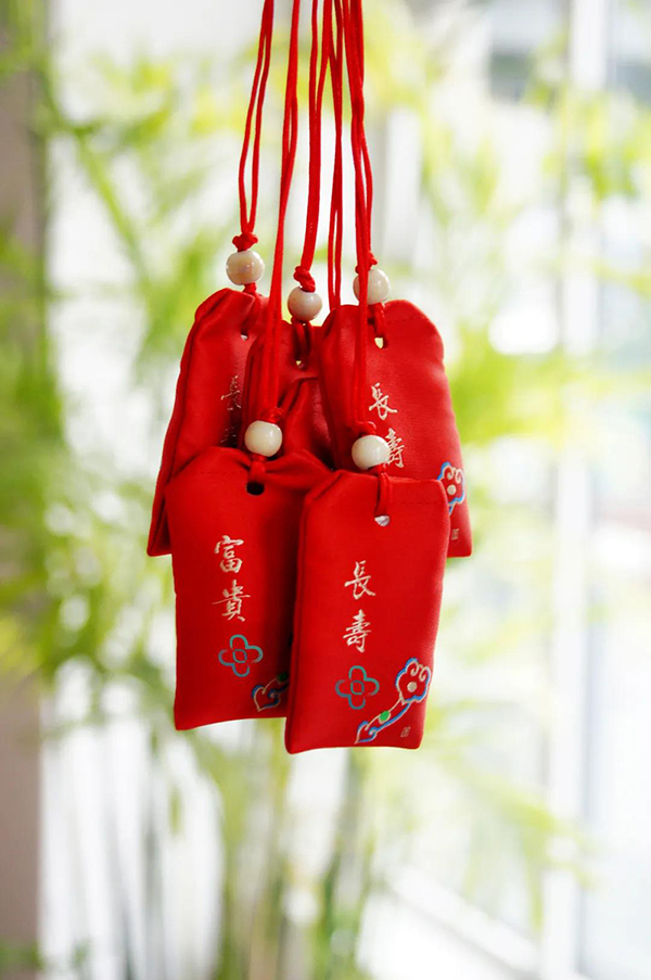 赠送我院自制的防疫香囊