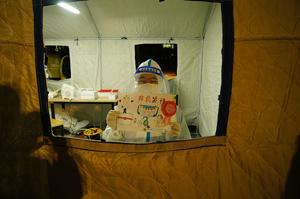 社区居民送上爱心